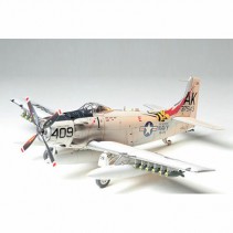 TAMIYA SKYRAIDER U.S NAVY 1/48 61058